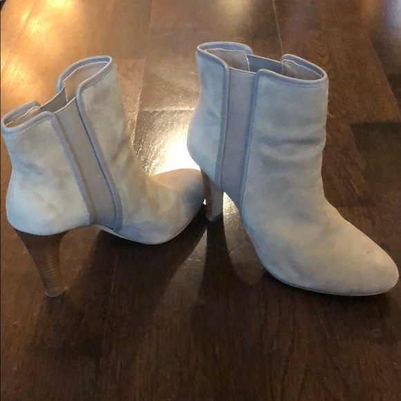 Banana republic light gray suede boot. Size 7.5 - Picture 2 of 5